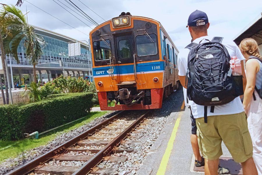 Low-Budget One-Day Trip from Bangkok to Ayutthaya by Train