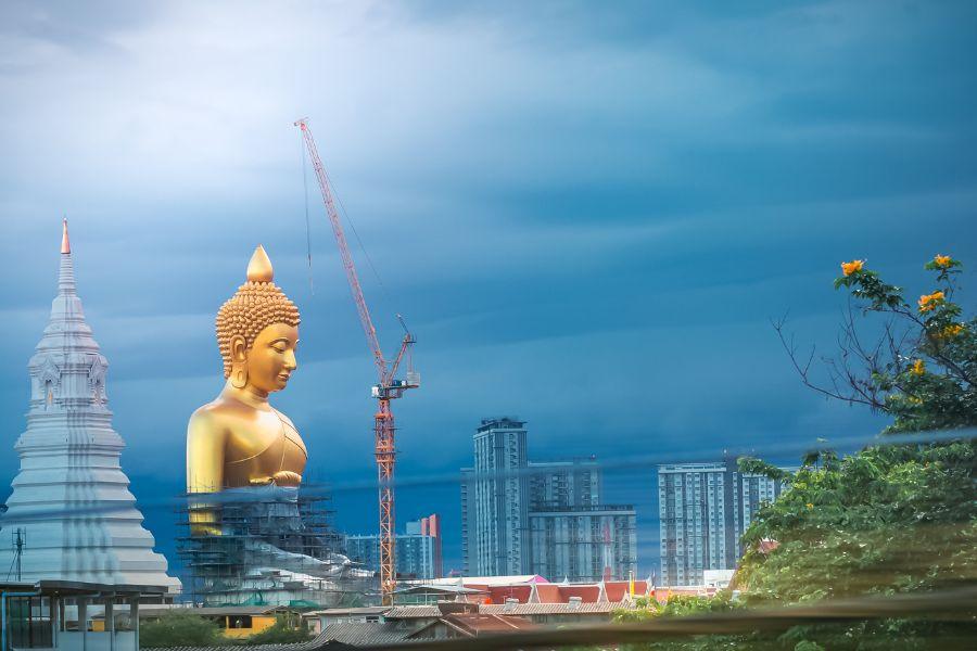 Longtail Boat to Wat Paknam Phasi Charoen: A Hidden Bangkok Experience